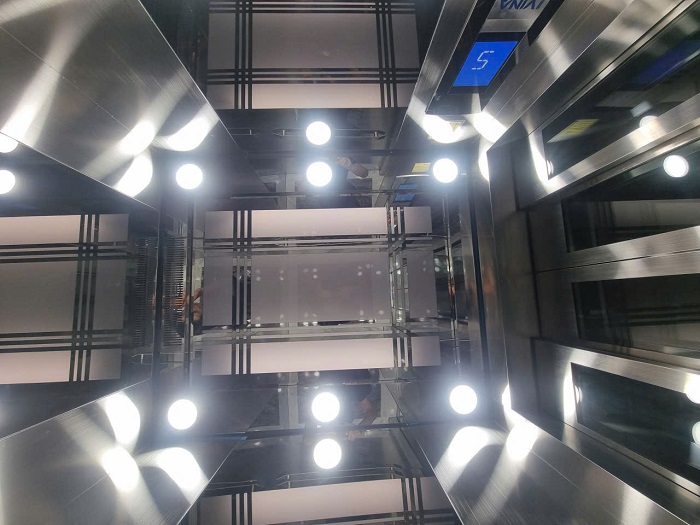 Trần giả cabin Inox gương phẳng cắt CNC kết hợp mika và 6 bóng đèn LED chiếu sáng dịu nhẹ