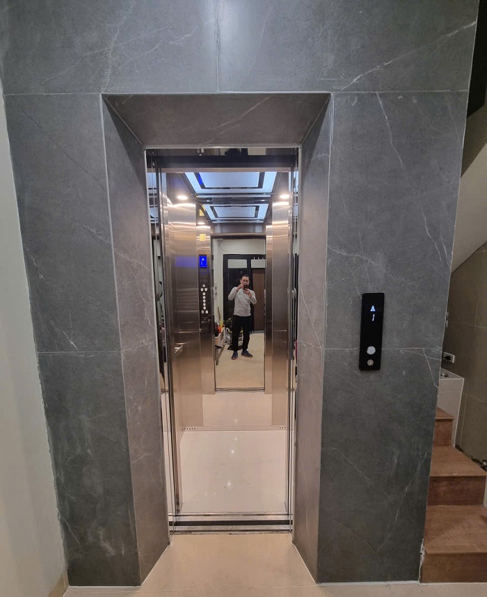 Kích thước cabin 1100 x 900 mm vách sau inox sọc nhuyễn xen inox trắng gương