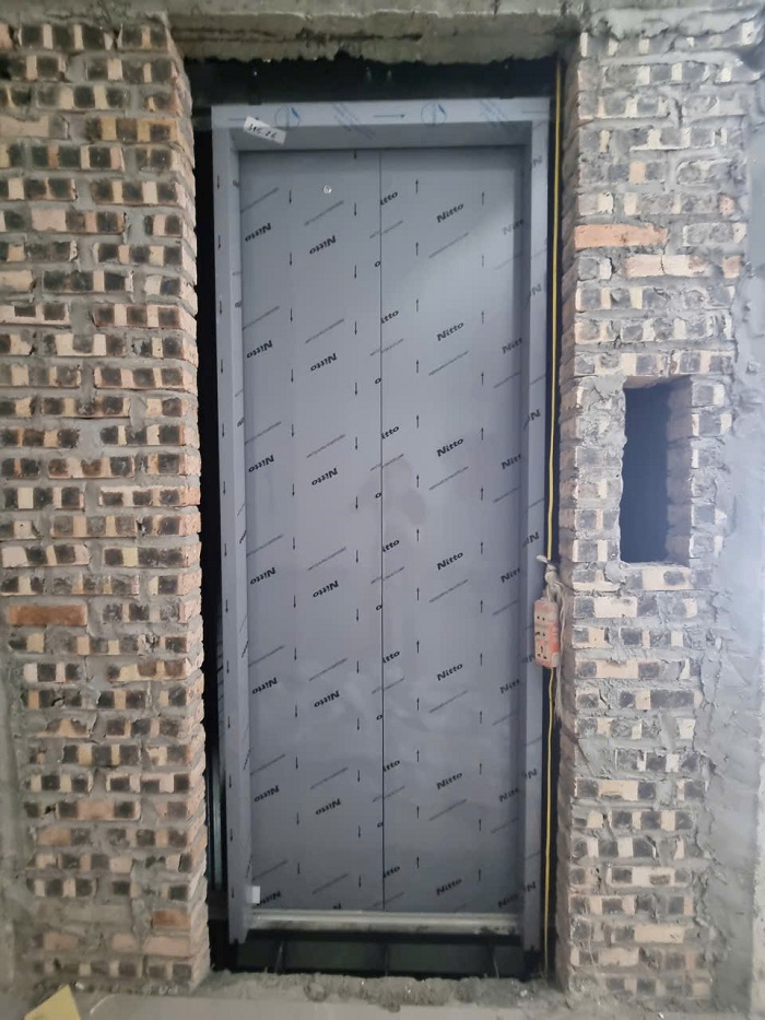 Lắp đặt cửa tầng thang máy