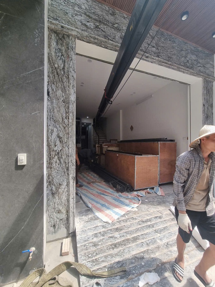 Tập kết hàng hóa thang máy ở khu vực khô ráo tránh ngập nước