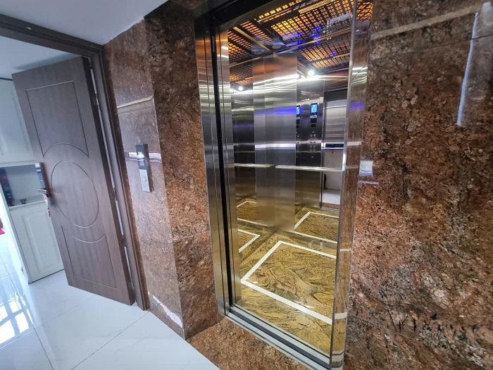 Vách trái cabin thang máy tải khách 750kg inox sọc nhuyễn xen inox trắng gương