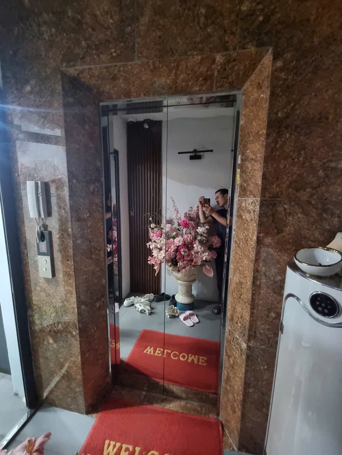 cửa tầng CO 850x2100mm inox trắng gương khung bao bản hẹp thang máy gia đình 750kg kích thước giếng thang 1850x1950mm, cabin 1450x1350x2400mm