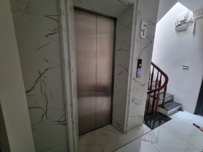 Cửa tầng CO 750 x 2100 mm mở tim về hai phía inox sọc nhuyễn khung bao bản hẹp