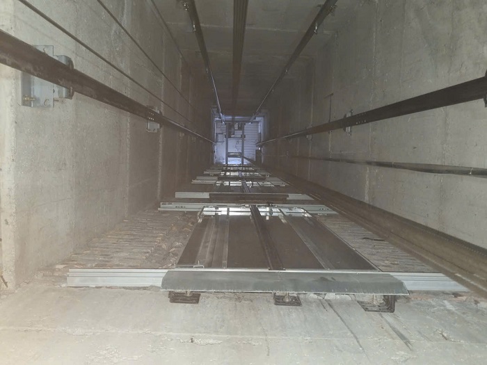 Cửa tầng giếng thang máy gia đình tải khách 750kg kích thước hố 1850x1950, cabin 1450x1350x2400mm