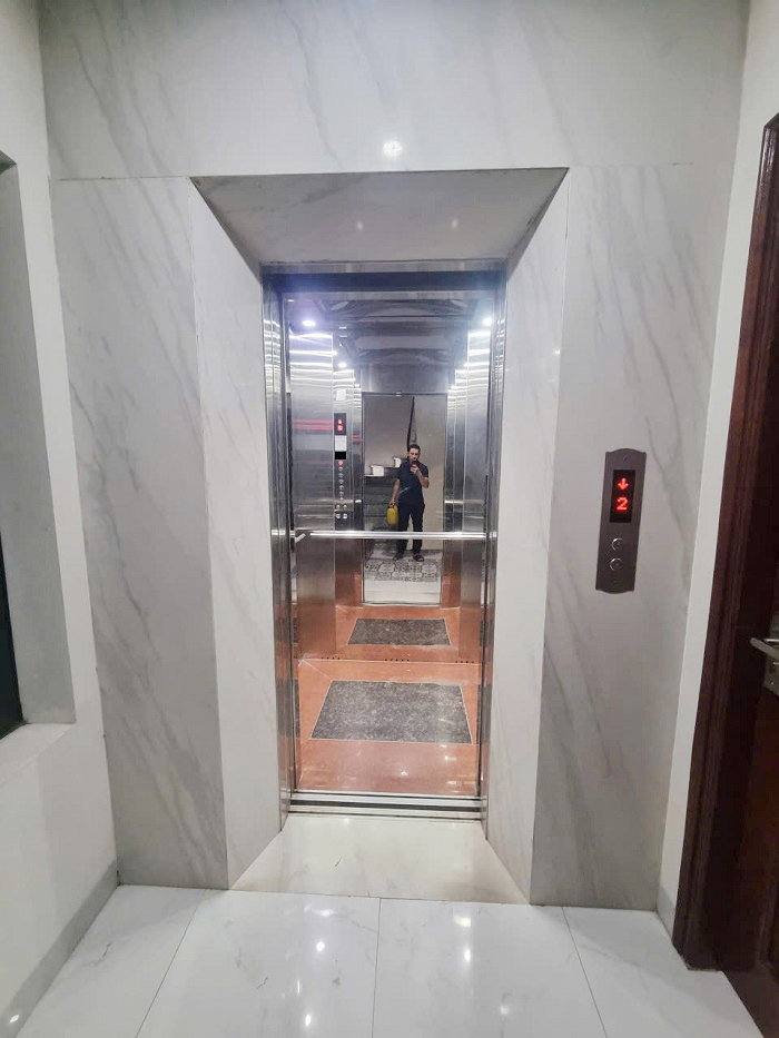 Thang máy tải khách gia đình 650kg Vách sau cabin inox sọc nhuyễn xen inox trắng gương
